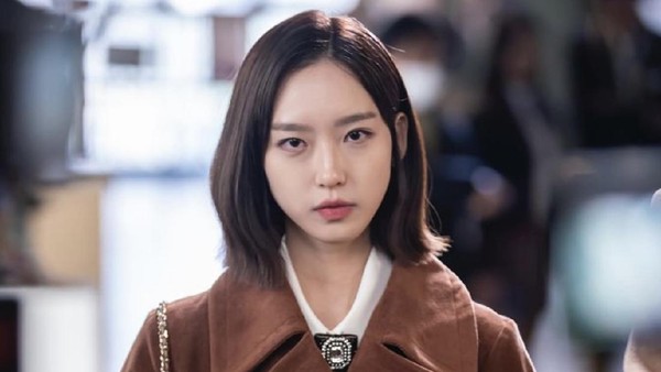8 Fakta Han Ji Hyun, Pemain The Penthouse 2 yang Akting Jahatnya Bikin Emosi