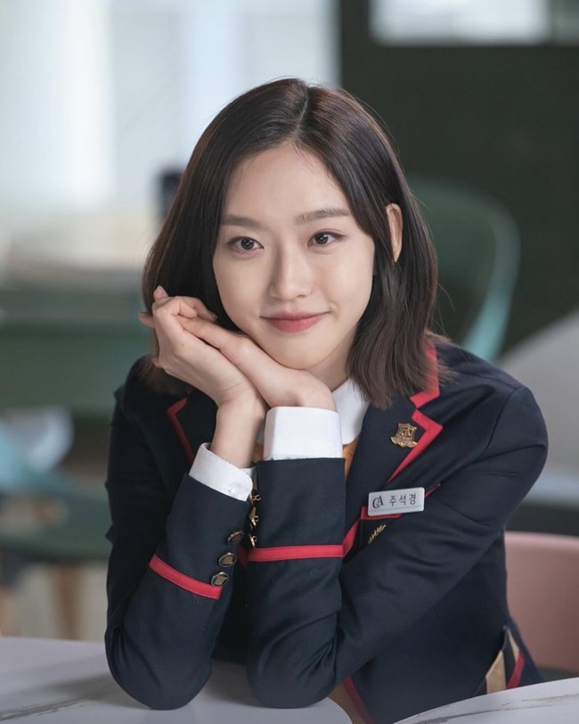 Han Ji Hyun meraih popularitasnya dengan pesat lewat trilogi The Penthouse. Aktris berumur 25 tahun ini mengawali kariernya dengan membintangi sejumlah web drama seperti Soul Driver, Today’s Taromance, dan What a Wonderful World.  Foto: Instagram hanjiji54
