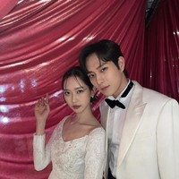 Han Ji Hyun berperan sebagai saudara kembar Joo Seok Hoon (pemain Kim Young Dae) di The Penthouse 2. Ia pun memiliki saudara kembar di dunia nyata. Foto: Instagram hanjiji54
