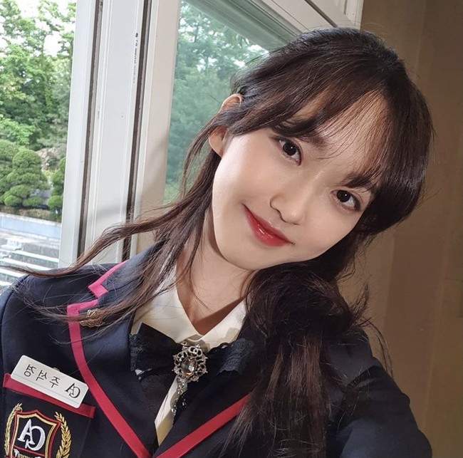 Dalam sebuah wawancara, Han Ji Hyun mengungkap, ia lahir dua menit lebih awal dari saudara kembarnya. Keduanya lahir pada 21 Maret 1996. Foto: Instagram hanjiji54