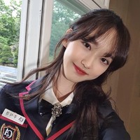 Dalam sebuah wawancara, Han Ji Hyun mengungkap, ia lahir dua menit lebih awal dari saudara kembarnya. Keduanya lahir pada 21 Maret 1996. Foto: Instagram hanjiji54