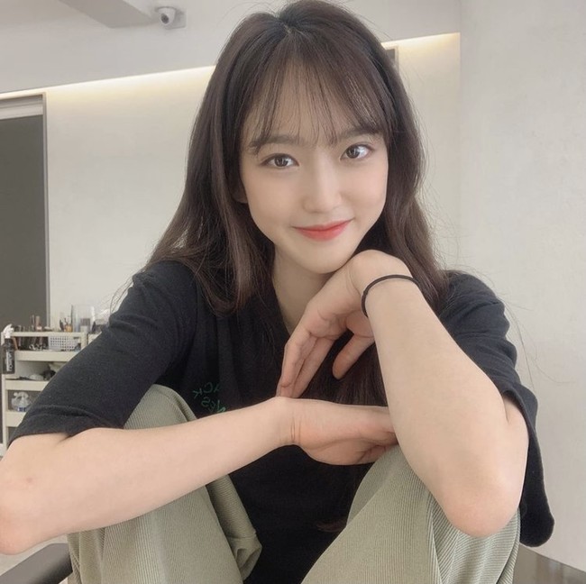 Belakangan, video cover dance Han Ji Hyun hangat diperbincangkan oleh netizen Korea. Ia dipuji karena dapat melakukan gerakan tajam saat menarikan lagu “Gotta Go” milik Chungha. Foto: Instagram hanjiji54