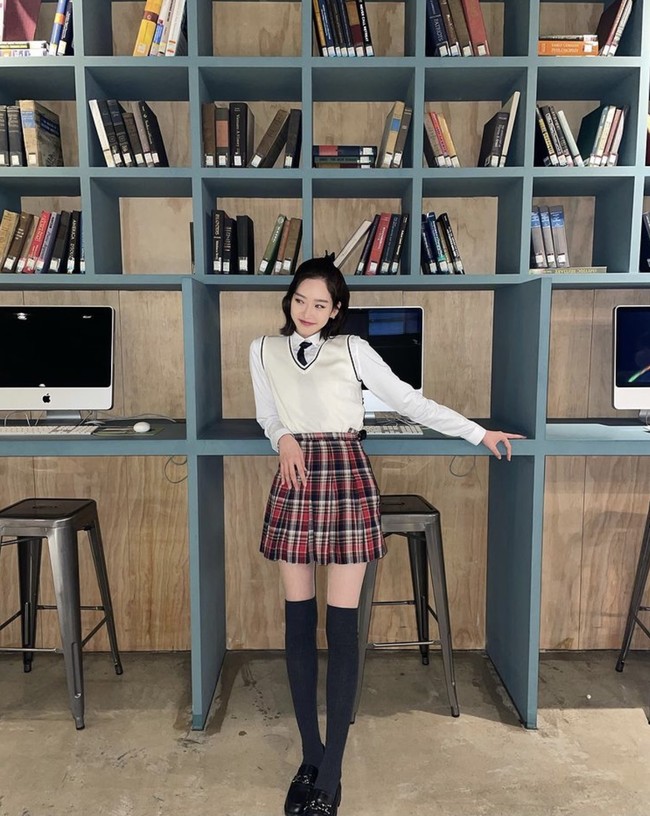 Han Ji Hyun meraih popularitasnya sejak membintangi The Penthouse. Pemilik akun Instagram hanjiji54 ini telah diikuti oleh satu juta akun Instagram. Foto: Instagram hanjiji54