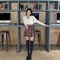 Han Ji Hyun meraih popularitasnya sejak membintangi The Penthouse. Pemilik akun Instagram hanjiji54 ini telah diikuti oleh satu juta akun Instagram. Foto: Instagram hanjiji54