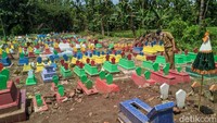 Total ada dua komplek kuburan yang dicat.