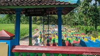 Pengecetan ini dilakukan untuk menghilangkan kesan seram di pemakaman.