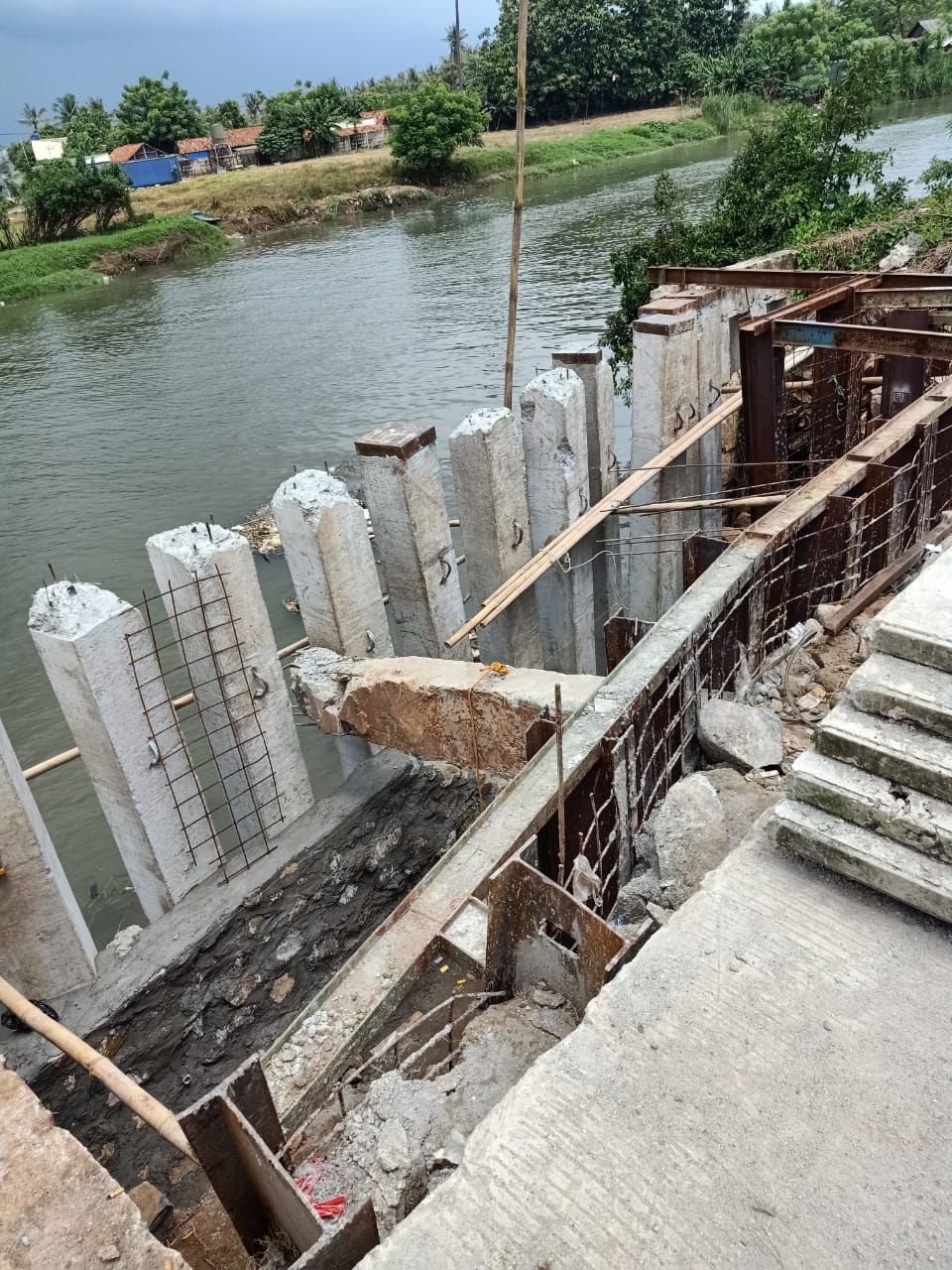Jalan di Kampung Genteng, Teluknaga, Kabupaten Tangerang, longsor. (Dok Diskominfo Tangerang)
