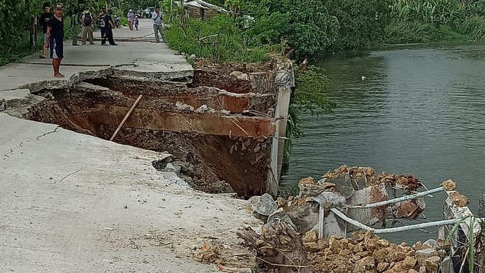 Jalan di Kampung Genteng, Teluknaga, Kabupaten Tangerang, longsor. (Dok Diskominfo Tangerang)