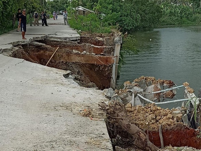 Jalan di Kampung Genteng, Teluknaga, Kabupaten Tangerang, longsor. (Dok Diskominfo Tangerang)