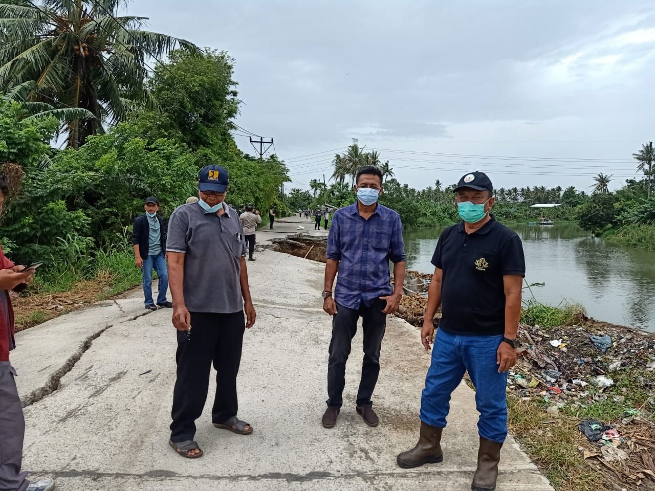Jalan di Kampung Genteng, Teluknaga, Kabupaten Tangerang, longsor. (Dok Diskominfo Tangerang)