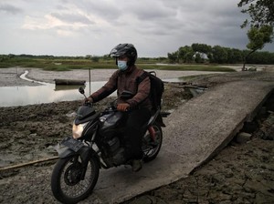Kejar Nasabah di Pesisir Demak, Mantri Bank Rela Terjang Air Rob