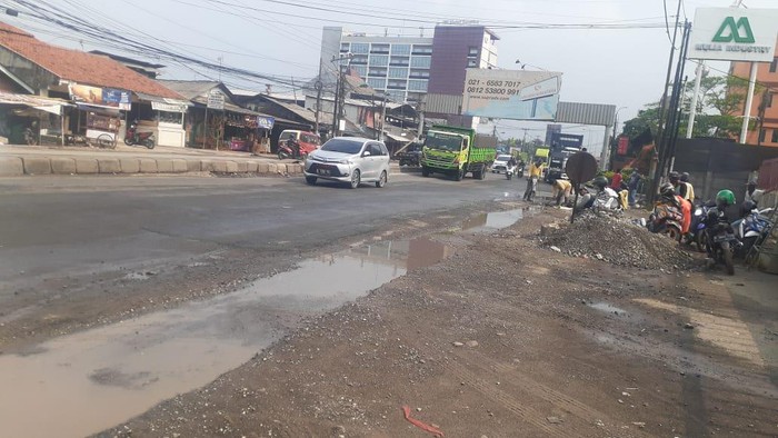 Jl Raya Industri Bekasi bebas genangan berbahaya meski diguyur hujan lebat.