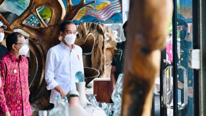 Jokowi saat berkunjung ke toko kerajinan di Ubud Bali (Foto: Laily Rachev - Biro Pers Sekretariat Presiden)