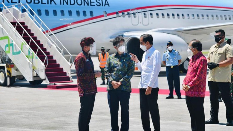 Jokowi saat bertolak ke Bali (Foto: Laily Rachev - Biro Pers Sekretariat Presiden)