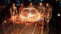 Pada jalan cerita yang diangkat Snyder, ia lebih menitik beratkan era usai Knightmare yang menjadi lanjutan dari Batman v Superman. Courtesy of Warner Bros. Picture Dok. Instagram/zacksnyderjusticeleague