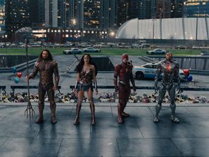Cara Asyik dan Seru ala Zack Snyder Nonton Justice League Berdurasi 4 Jam