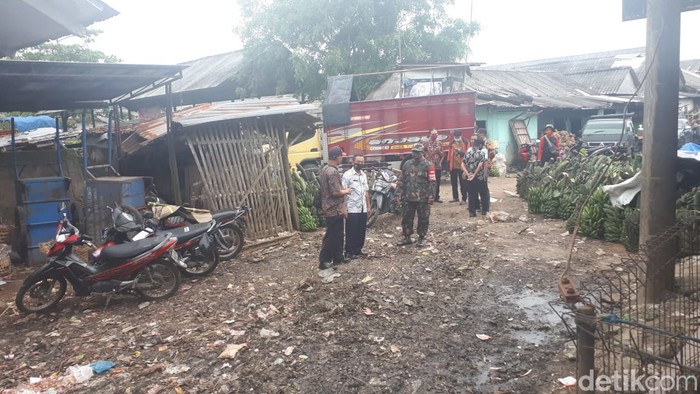 Kepala Pasar Induk Ajibarang, Cahyono, berkemeja putih, di lokasi yang semula menjadi timbunan sampah di Pasar Ajibarang. (M Yusuf Fanany/detikcom)