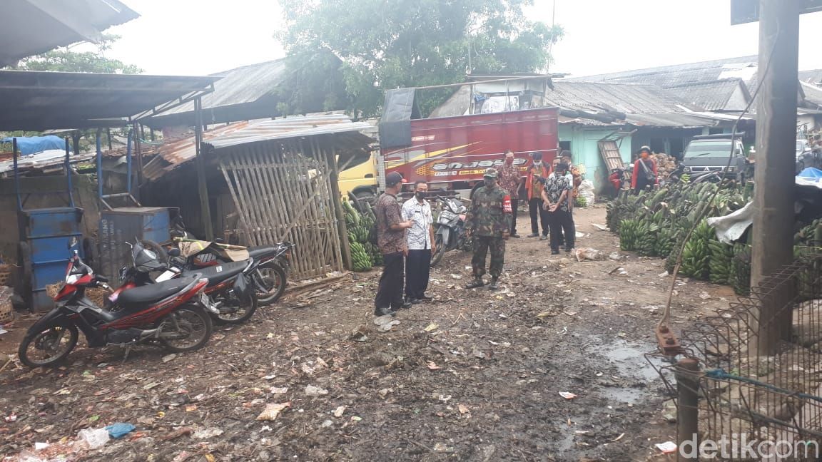 Kepala Pasar Induk Ajibarang, Cahyono, berkemeja putih, di lokasi yang semula menjadi timbunan sampah di Pasar Ajibarang. (M Yusuf Fanany/detikcom) Kepala Pasar Induk Ajibarang, Cahyono, berkemeja putih, di lokasi yang semula menjadi timbunan sampah di Pasar Ajibarang. (M Yusuf Fanany/detikcom)