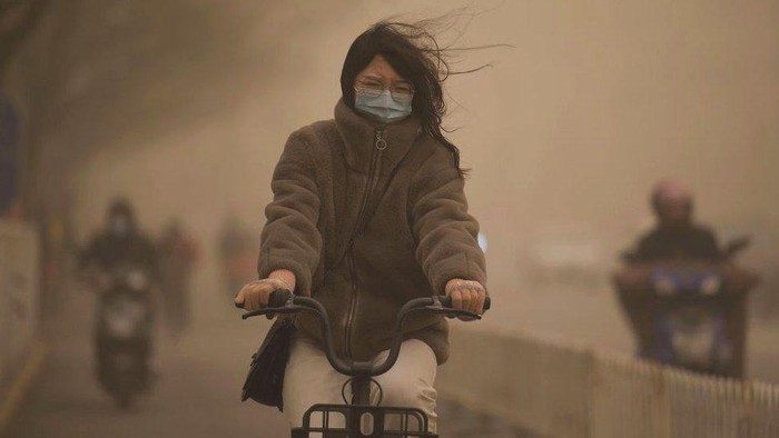 Ketika badai pasir terbesar melanda Beijing di tengah polusi parah, warga menyebut kondisi seperti kiamat