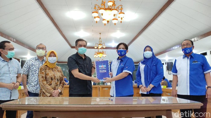 Ketua Demokrat Jateng serahkan berkas kepengurusan kepada Ketua KPU Jateng, Selasa (16/3/2021).