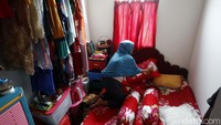 Seorang penghuni Rusun Samawa, Pondok Kelapa, merapikan tempat tidurnya.