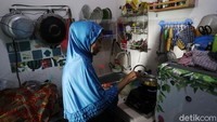 Penghuni tampak beraktifitas di salah satu unit hunian di Menara Samawa itu. Beginilah potret jeroan rumah DP 0 di Menara Samawa, Pondok Kelapa, Jakarta Timur, Selasa (16/03/2021).