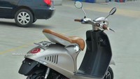 Jok atau sadel serta lampu belakang dari motor ini juga terlihat mirip dengan Vespa 946. Namun jika diperhatikan seksama kualitas cover plastik seperti dek dan kompartemen dari motor tersebut tak sebaik dengan Vespa 946. Foto: Foto: Alibaba