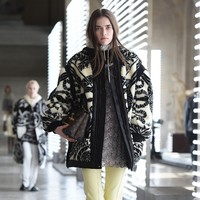 Fashion show koleksi busana ready to wear Louis Vuitton Fall/Winter 2021 di Museum Louvre, Paris, Prancis, Selasa (9/3/2021). Foto: Pascal Le Segretain/Getty Images.