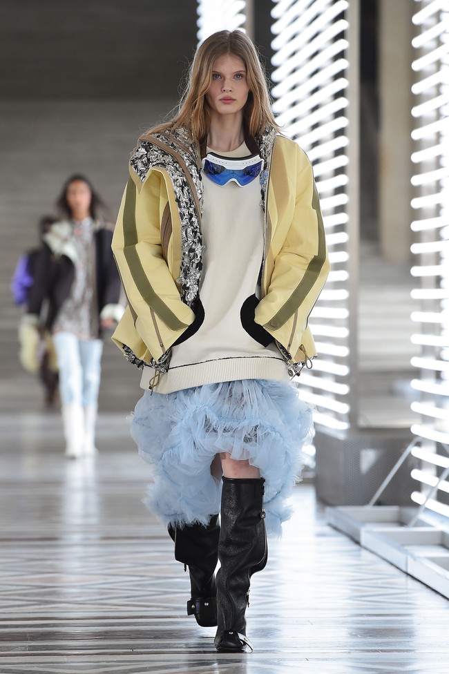 Fashion show koleksi busana ready to wear Louis Vuitton Fall/Winter 2021 di Museum Louvre, Paris, Prancis, Selasa (9/3/2021). Foto: Pascal Le Segretain/Getty Images.