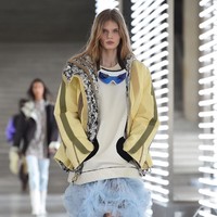 Fashion show koleksi busana ready to wear Louis Vuitton Fall/Winter 2021 di Museum Louvre, Paris, Prancis, Selasa (9/3/2021). Foto: Pascal Le Segretain/Getty Images.