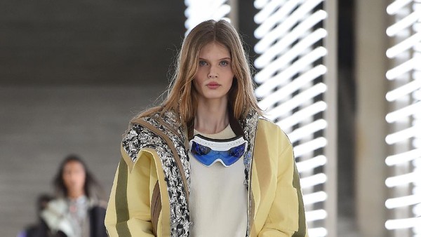 10 Koleksi Louis Vuitton Fall/Winter 2021 yang Ditampilkan di Museum Louvre