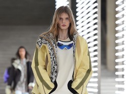 10 Koleksi Louis Vuitton Fall/Winter 2021 yang Ditampilkan di Museum Louvre