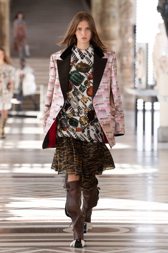 Fashion show koleksi busana ready to wear Louis Vuitton Fall/Winter 2021 di Museum Louvre, Paris, Prancis, Selasa (9/3/2021). Foto: Pascal Le Segretain/Getty Images.