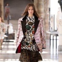 Fashion show koleksi busana ready to wear Louis Vuitton Fall/Winter 2021 di Museum Louvre, Paris, Prancis, Selasa (9/3/2021). Foto: Pascal Le Segretain/Getty Images.