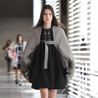 Fashion show koleksi busana ready to wear Louis Vuitton Fall/Winter 2021 di Museum Louvre, Paris, Prancis, Selasa (9/3/2021).  Foto: Pascal Le Segretain/Getty Images.