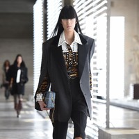 Fashion show koleksi busana ready to wear Louis Vuitton Fall/Winter 2021 di Museum Louvre, Paris, Prancis, Selasa (9/3/2021).  Foto: Pascal Le Segretain/Getty Images.