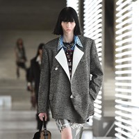 Fashion show koleksi busana ready to wear Louis Vuitton Fall/Winter 2021 di Museum Louvre, Paris, Prancis, Selasa (9/3/2021). Foto: Pascal Le Segretain/Getty Images.