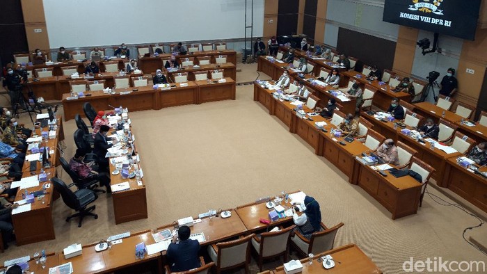 Komisi VIII DPR RI menggelar rapat kerja gabungan bersama Menteri Sosial (Mensos) Tri Rismaharini dan Kepala BNPB Doni Monardo. (Rahel Narda Chaterine/detikcom).