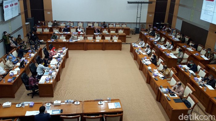 Komisi VIII DPR RI menggelar rapat kerja gabungan bersama Menteri Sosial (Mensos) Tri Rismaharini dan Kepala BNPB Doni Monardo. (Rahel Narda Chaterine/detikcom).
