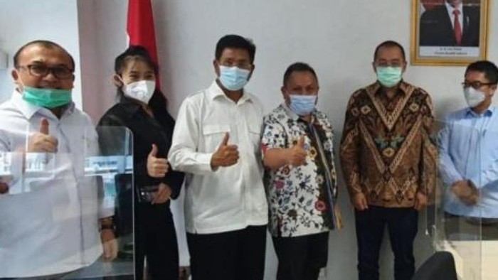 Dokumen hasil acara politik yang diklaim sebagai Kongres Luar Biasa (KLB) Partai Demokrat (PD) telah diserahkan ke Kementerian Hukum dan HAM (Kemenkumham).
