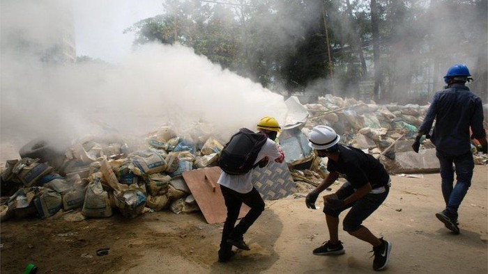 Kudeta Myanmar: Militer perluas keadaan darurat menyusul hari paling berdarah sejak kudeta, pabrik-pabrik perusahaan asal China dibakar