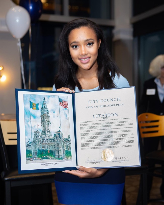 Trader merupakan seseorang yang terlibat dalam transaksi jual beli aset keuangan di pasar keuangan. Lauren sendiri bekerja sebagai equity trader yang artinya ia berpartisipasi dalam hal membeli dan menjual saham perusahaan. Foto: Instagram @lasimmons