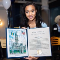 Trader merupakan seseorang yang terlibat dalam transaksi jual beli aset keuangan di pasar keuangan. Lauren sendiri bekerja sebagai equity trader yang artinya ia berpartisipasi dalam hal membeli dan menjual saham perusahaan. Foto: Instagram @lasimmons