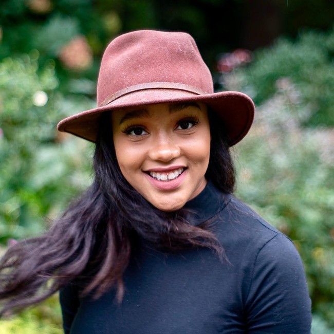 Lauren bisa dibilang adalah sebuah kisah langka di Wall Street. Wanita tersebut bahkan tidak punya latar belakang ekonomi sampai suatu saat ia terpikir untuk beralih ke bursa saham New York. Tak heran jika ia beberapa kali membuat perekrut mengernyitkan dahi ketika tahu dia tidak berasal dari kampus bergengsi atau punya koneksi untuk bekerja di dunia yang sulit ditembus tersebut. Foto: Instagram @lasimmons