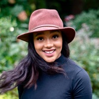 Lauren bisa dibilang adalah sebuah kisah langka di Wall Street. Wanita tersebut bahkan tidak punya latar belakang ekonomi sampai suatu saat ia terpikir untuk beralih ke bursa saham New York. Tak heran jika ia beberapa kali membuat perekrut mengernyitkan dahi ketika tahu dia tidak berasal dari kampus bergengsi atau punya koneksi untuk bekerja di dunia yang sulit ditembus tersebut. Foto: Instagram @lasimmons