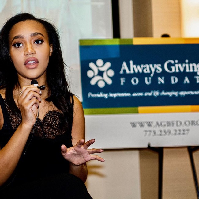 Kini wanita 26 tahun tersebut telah meninggalkan profesi trader dan bursa saham dan memilih untuk menginspirasi lebih banyak orang sebagai pembicara. Ia juga merupakan pakar dalam finansial di kalangan wanita dan anak muda bahkan terjun sebagai produser dan pembawa acara. Foto: Instagram @lasimmons