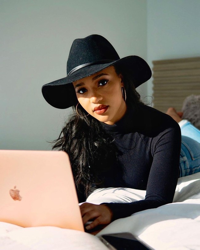 Lauren pun menuturkan rasanya menjadi trader ekuitas di Bursa Saham New York yang tidak bisa dibilang mudah. Bekerja di pasar saham di mana semua klienku adalah pria kulit putih, aku merasa ada tanggung jawab untuk maju dan benar-benar memastikan lebih banyak orang yang diikutkan dalam meja dan lebih banyak orang menjadi bagian dari percakapan, katanya. Foto: Instagram @lasimmons