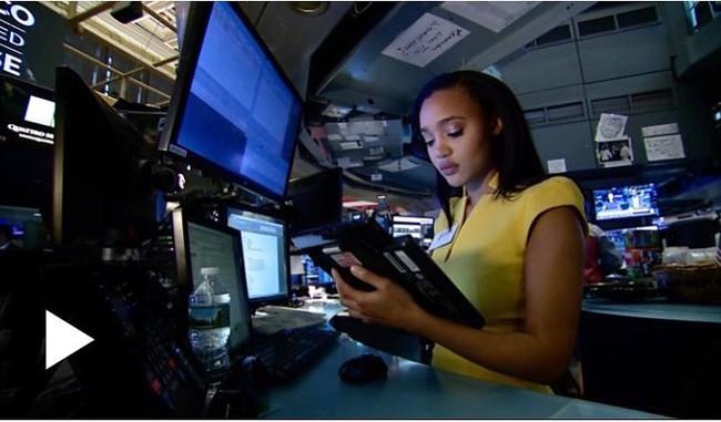 Singkat cerita setelah melalui berbagai networking ia bertemu dengan Richard Rosenblatt, CEO dari Rosenblatt Securities. Setelah merasa cocok dari segi kualifikasi, Lauren diterima di sana setelah melewati ujian di mana ia harus belajar sebulan penuh sampai tidak pernah bicara dengan orang. Dedikasinya pun membuahkan hasil. Foto: Instagram @lasimmons