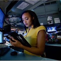 Singkat cerita setelah melalui berbagai networking ia bertemu dengan Richard Rosenblatt, CEO dari Rosenblatt Securities. Setelah merasa cocok dari segi kualifikasi, Lauren diterima di sana setelah melewati ujian di mana ia harus belajar sebulan penuh sampai tidak pernah bicara dengan orang. Dedikasinya pun membuahkan hasil. Foto: Instagram @lasimmons