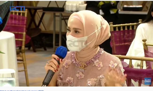 Artis yang populer dengan lagu Teman Tapi Mesra ciptaan Maia Estianty itu melengkapi penampilannya dengan gaya hijab segita simpel yang dililitkan ke dalam busananya.Foto: Dok. YouTube RCTI - ENTERTAINMENT